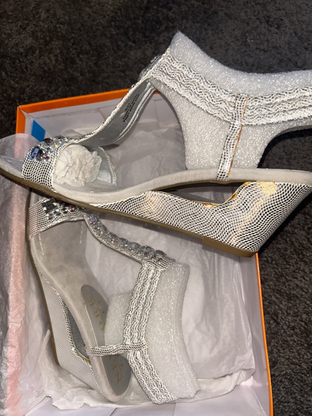 New York Transit Embellished Silver T-Strap Women’s Sandals Size 71/2 runs small - Picture 10 of 12